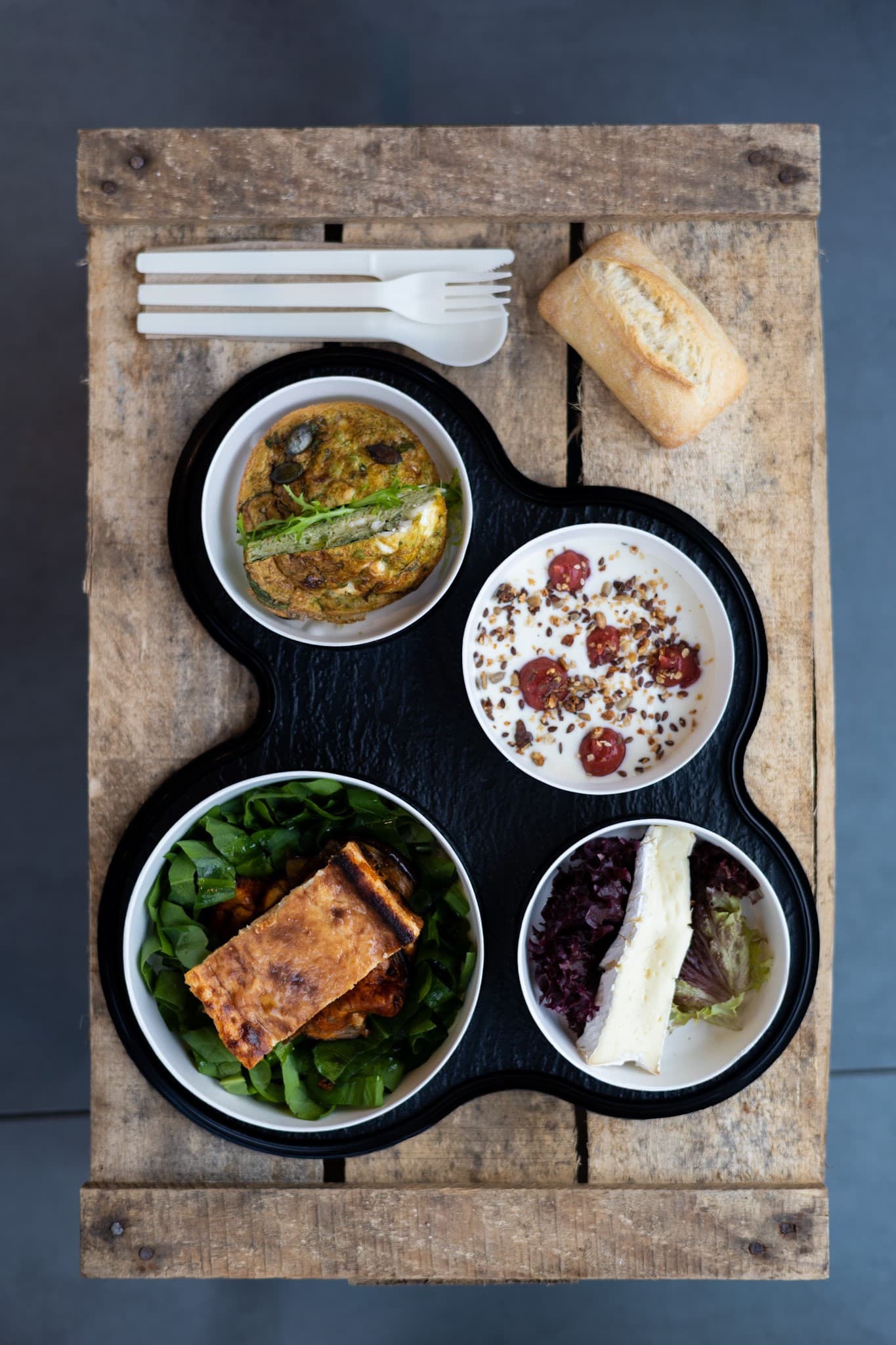 Plateau repas été Maison ÀTable avec plats faits maison et de saison.