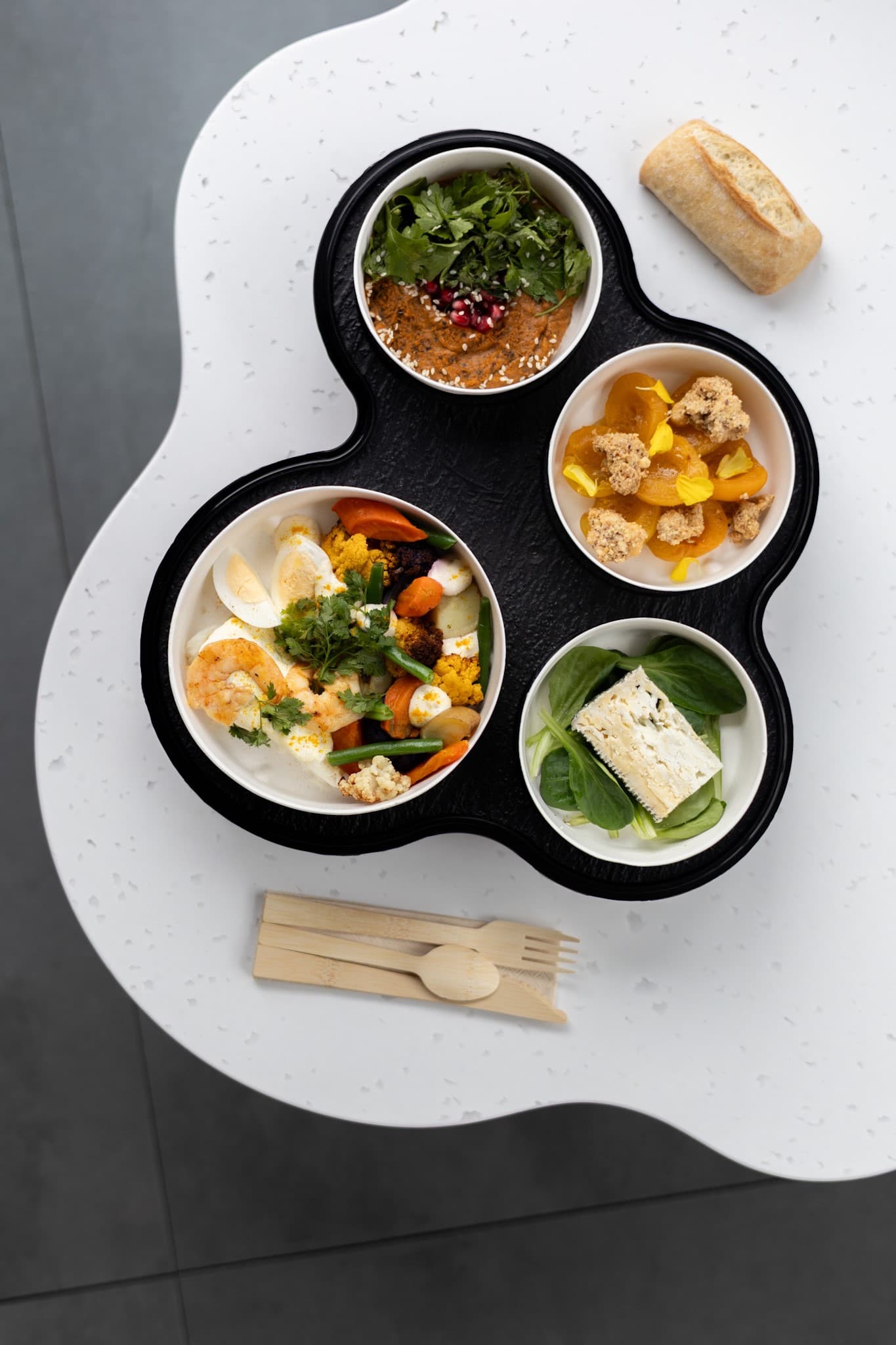Plateau repas été Maison ÀTable avec plats faits maison et de saison.