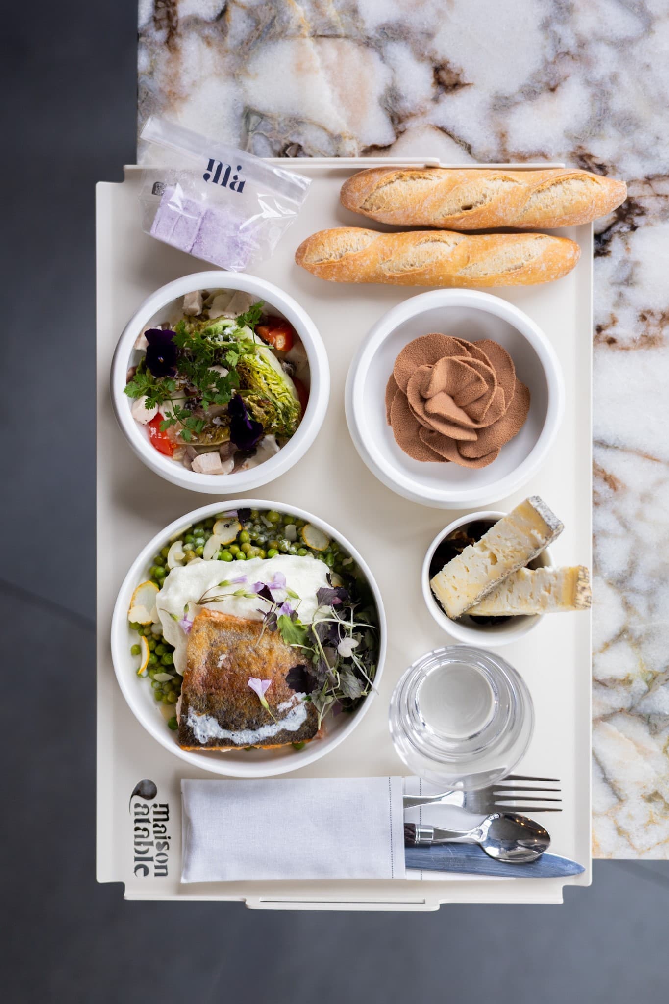 Plateau repas été Maison ÀTable avec plats faits maison et de saison.