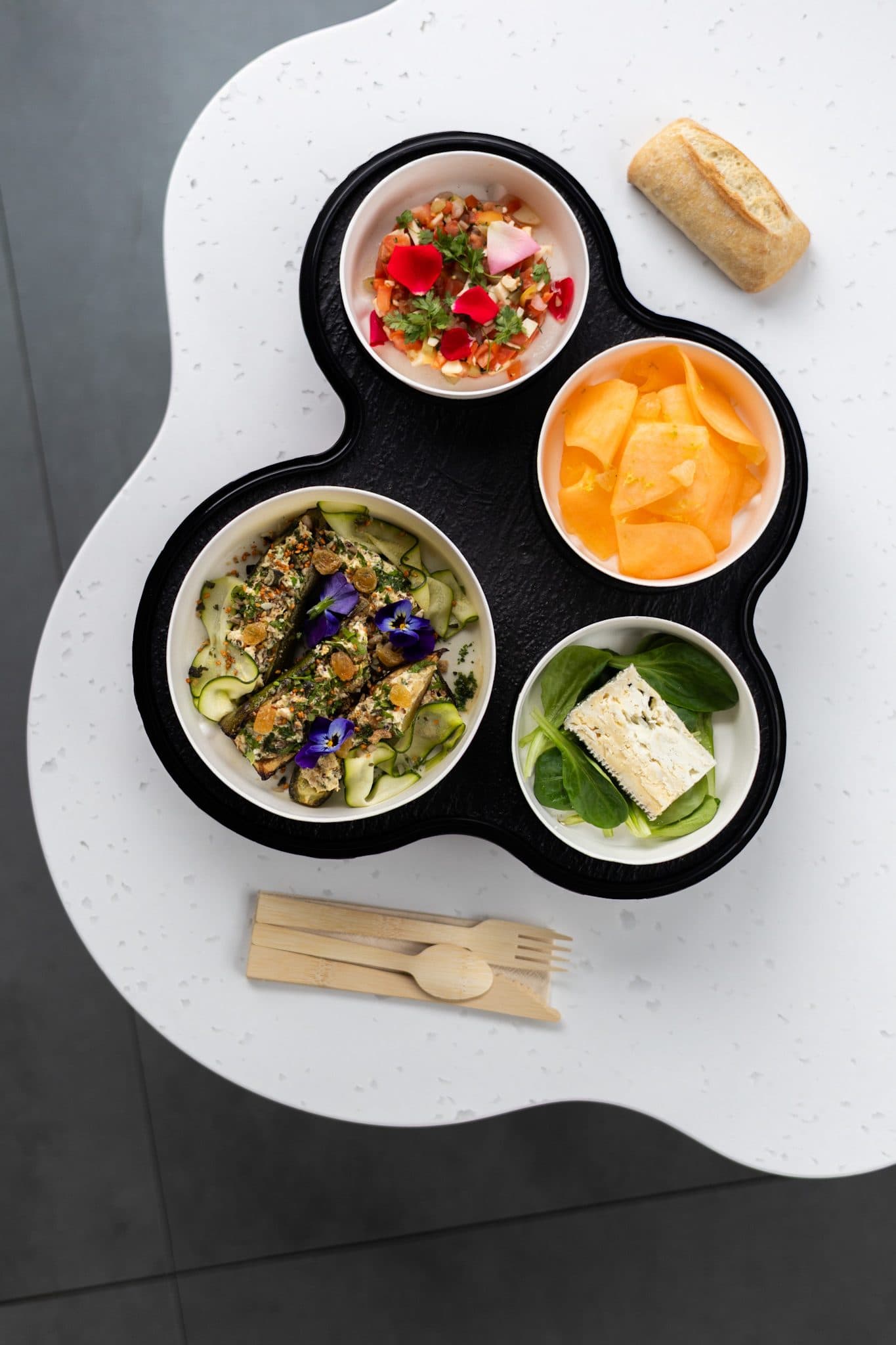 Plateau repas été Maison ÀTable avec plats faits maison et de saison.