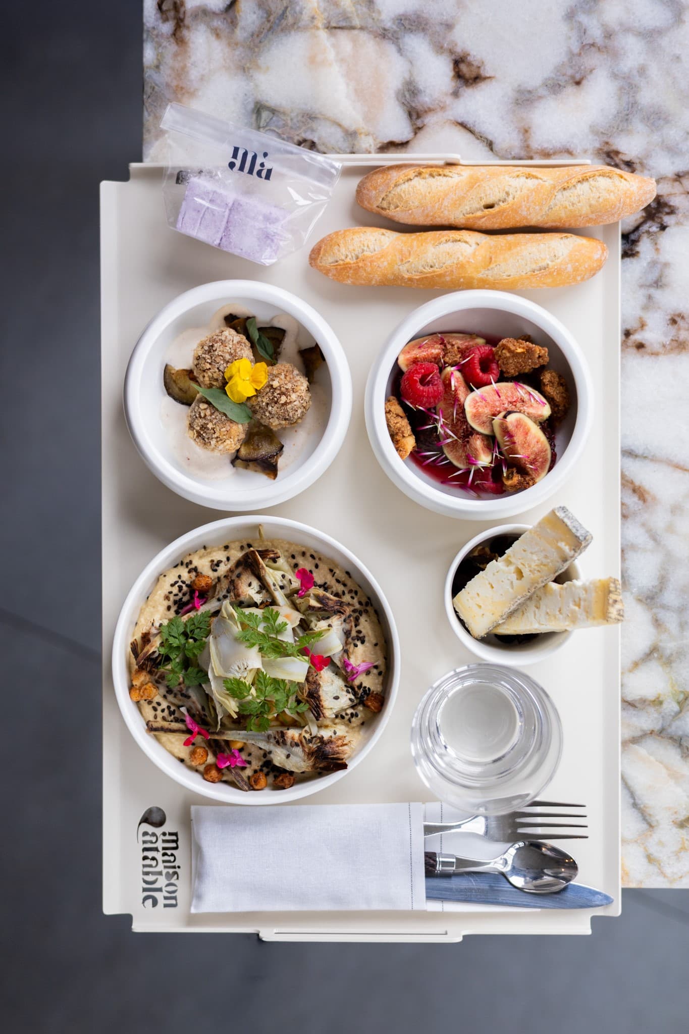 Plateau repas été Maison ÀTable avec plats faits maison et de saison.