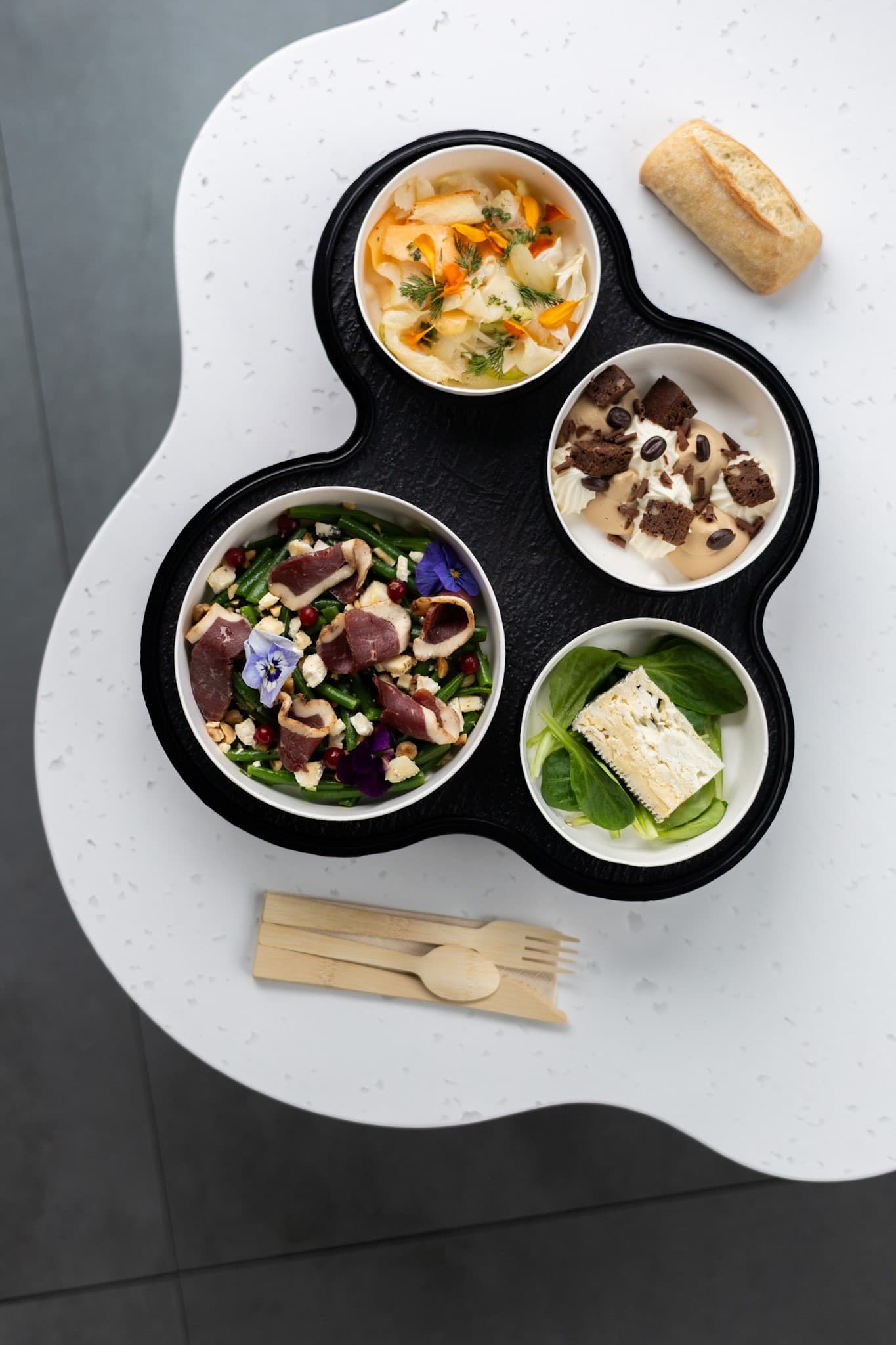 Plateau repas été Maison ÀTable avec plats faits maison et de saison.