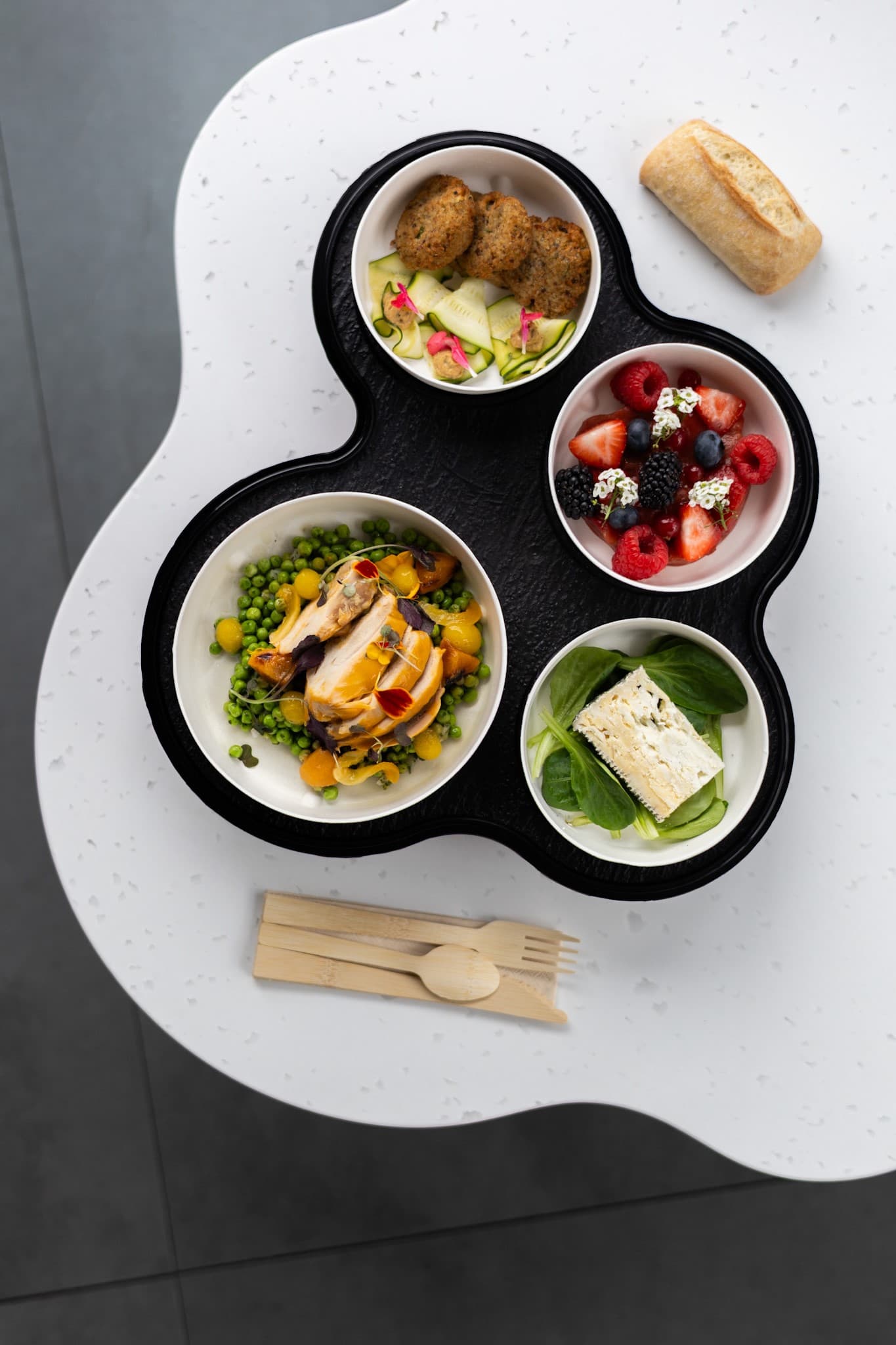 Plateau repas été Maison ÀTable avec plats faits maison et de saison.